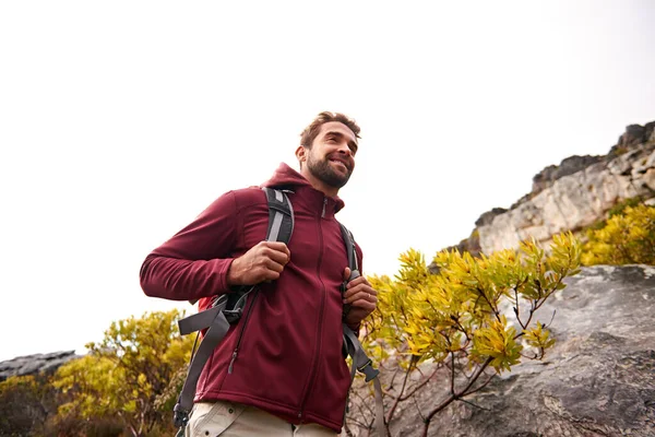 ハイキングに情熱 山の中をハイキングしている若い男が — ストック写真