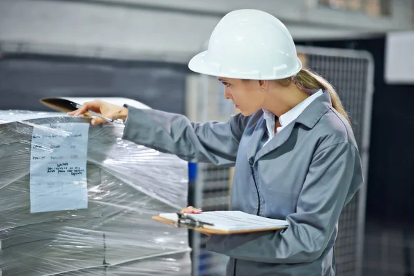 Checking Its Right Batch Woman Wearing Hardhat Inspecting Inventory Factory — Stock Photo, Image