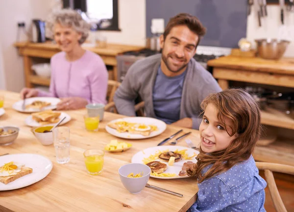 Smakuje Pyszne Śniadanie Rodzina Jedząca Śniadanie Przy Stole Kuchennym — Zdjęcie stockowe