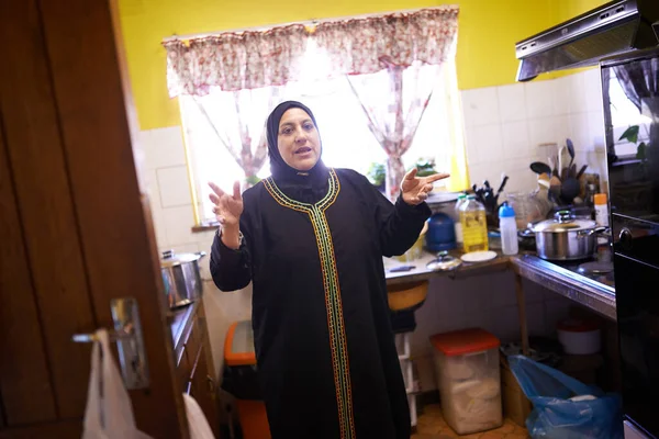 Est Lieu Délice Une Femme Musulmane Mature Dans Cuisine — Photo