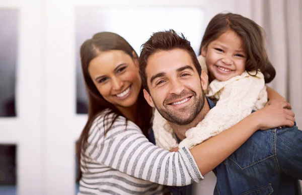 Vårt Hem Fyllt Oändlig Kärlek Porträtt Lycklig Familj Tillbringa Kvalitetstid — Stockfoto