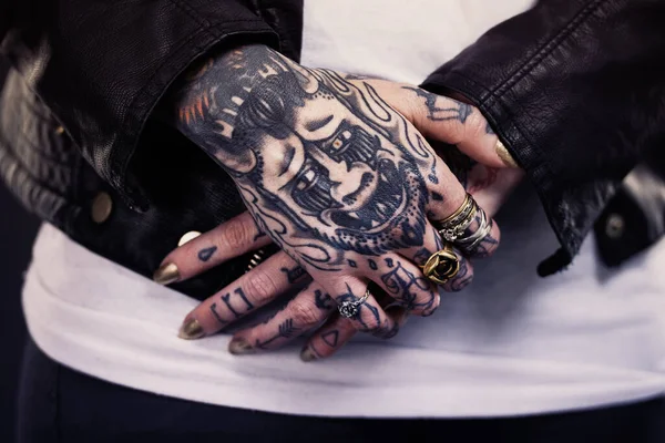Tatueringar Säger Vem Jag Utan Att Behöva Tala Studioshot Tatuerad — Stockfoto