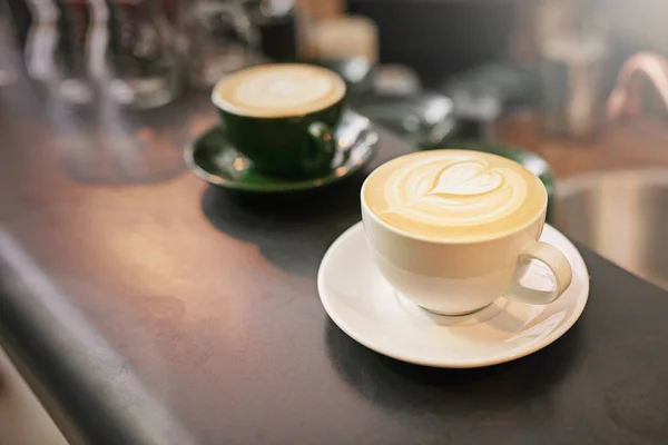 Szeretettel Készült Nagy Szögű Lövés Két Csésze Cappuccino Pulton — Stock Fotó