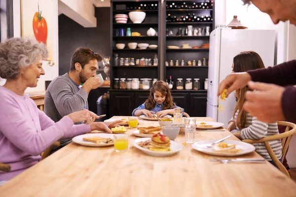 Nawiązywanie Więzi Porze Śniadania Rodzina Jedząca Śniadanie Przy Stole Kuchennym — Zdjęcie stockowe