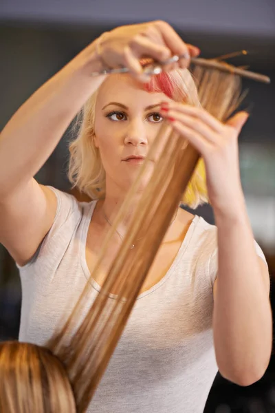 完璧なヘアカットを与える 顧客の髪を切る女性の美容師は — ストック写真