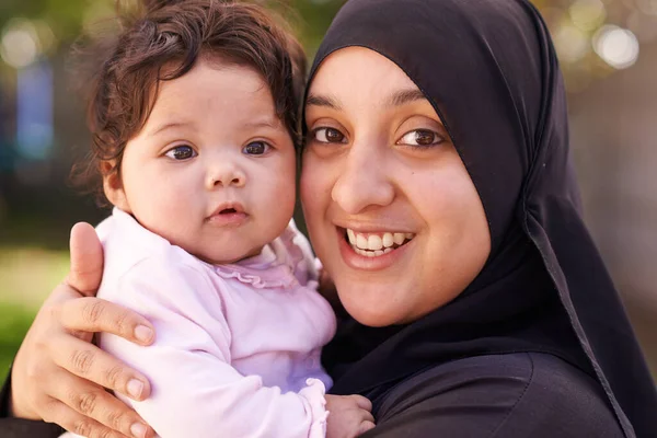 私たちの生活は喜びに満ちています イスラム教徒の母親と彼女の小さな赤ちゃんの女の子 — ストック写真