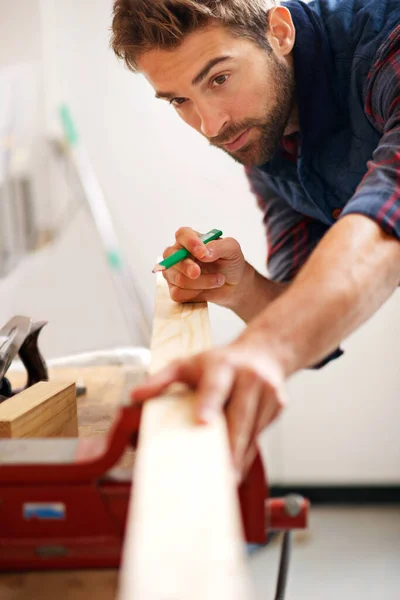 Habilidoso Seu Ofício Belo Jovem Carpinteiro Medindo Pedaço Madeira — Fotografia de Stock