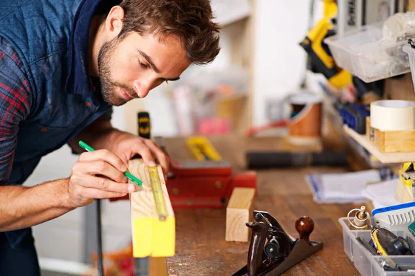 Trabalhar Nessa Madeira Belo Jovem Carpinteiro Medindo Pedaço Madeira — Fotografia de Stock