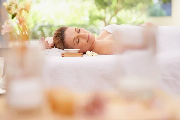 Czuję Się Zrelaksowana Masażu Kobieta Spa Relaksująca Się Stole Masażu — Zdjęcie stockowe