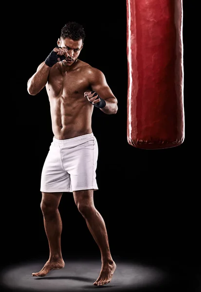 Toho Máš Dost Studio Záběr Kick Boxer Cvičení Boxovací Pytel — Stock fotografie