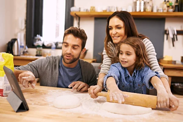 Давайте Проверим Рецепт Счастливая Семья Следуя Онлайн Рецепт Время Выпечки — стоковое фото