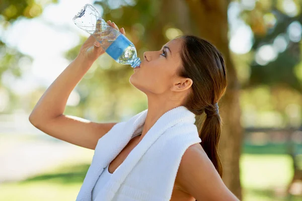 Não Esqueça Hidratar Uma Jovem Mulher Bebendo Água Após Treino — Fotografia de Stock
