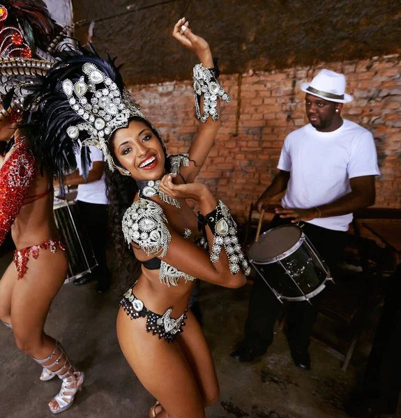 Perturbe Pas Rythme Une Belle Danseuse Samba Jouant Dans Carnaval — Photo