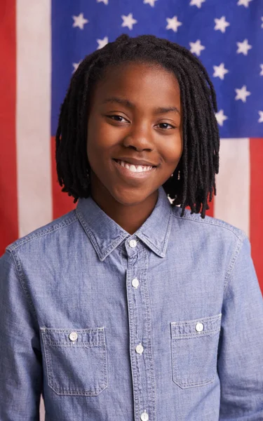 Dumny Swojego Narodu Portret Szczęśliwego Chłopca Stojącego Przed Amerykańską Flagą — Zdjęcie stockowe