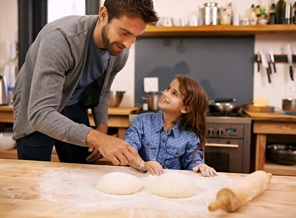 Cuisine Familiale Amusante Père Fille Qui Travaillent Avec Pâte Pizza — Photo