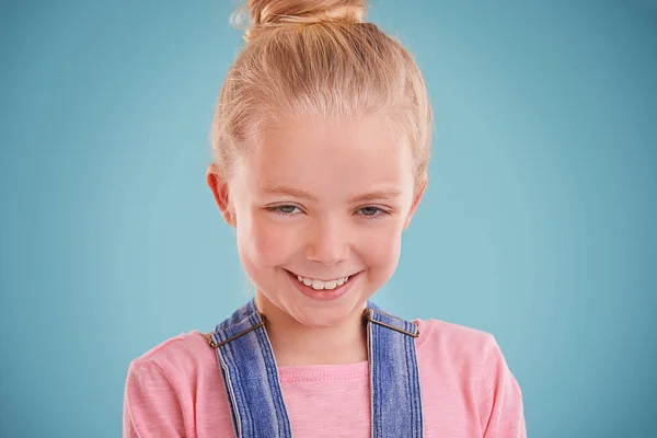 Süß Ein Nettes Blondes Mädchen Isoliert Auf Blauem Hintergrund — Stockfoto
