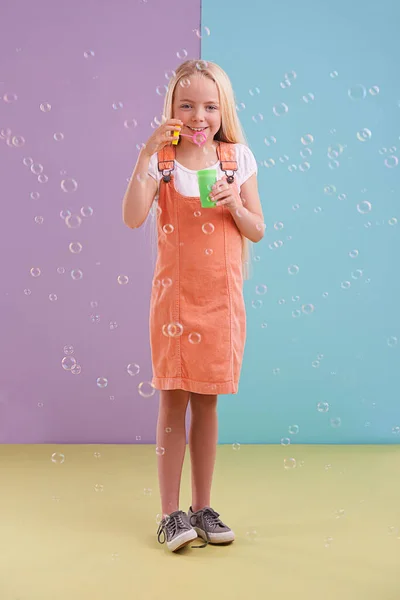 Отправляю Пузыри Небеса Милая Маленькая Девочка Дующая Пузырьками Ярком Фоне — стоковое фото