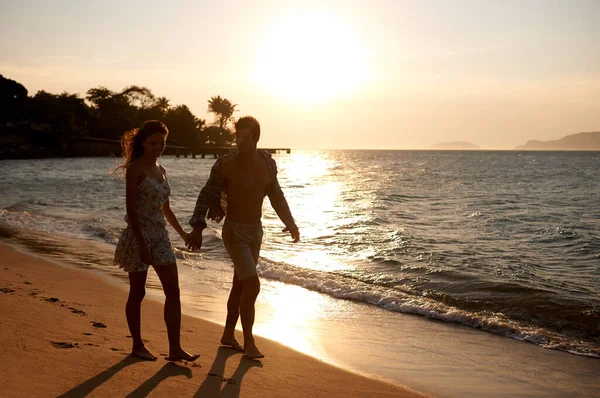手牵手走 一对年轻夫妇正在享受海滨度假 — 图库照片