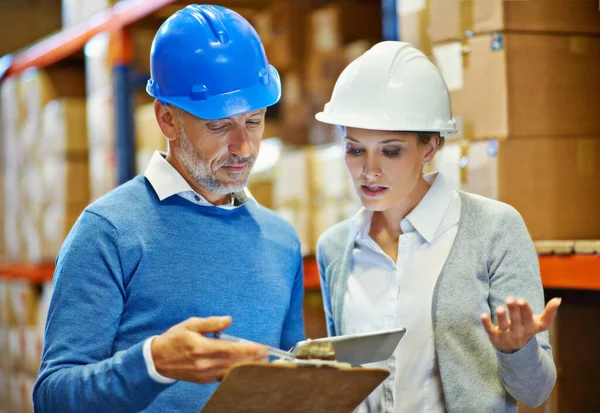 Going Discrepancies Figures Two People Doing Inventory Check Warehouse — Stock Photo, Image