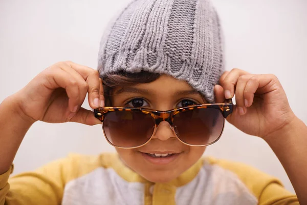 Checkt Sie Aus Porträt Eines Süßen Kleinen Jungen Mit Sonnenbrille — Stockfoto