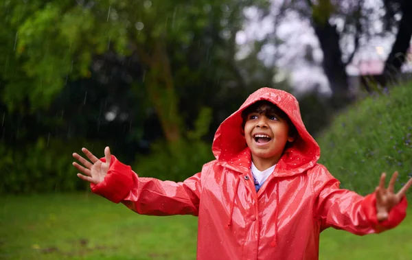 Sempre Jogando Vêm Chuva Brilho Menino Vestindo Uma Capa Chuva — Fotografia de Stock