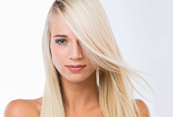 Волосы Которые Выглядят Великолепно Ощущения Студийный Портрет Великолепной Молодой Блондинки — стоковое фото