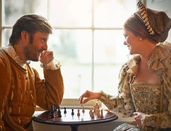 誰かのような狡猾なので 若くて美しい 貴族の夫婦がチェスをしていて — ストック写真