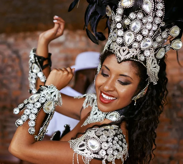 Mějte Trochu Rytmu Krásná Samba Tanečnice Vystupující Karnevalu Svou Kapelou — Stock fotografie