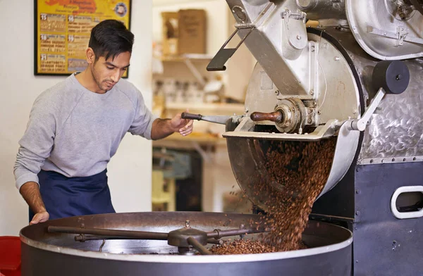 Meester Van Koffie Een Machine Voor Het Malen Roosteren Van — Stockfoto