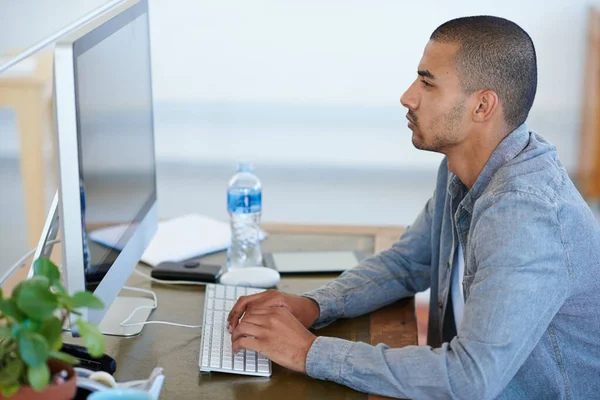 Сосредоточься Красивый Молодой Человек Работающий Компьютером Офисе — стоковое фото