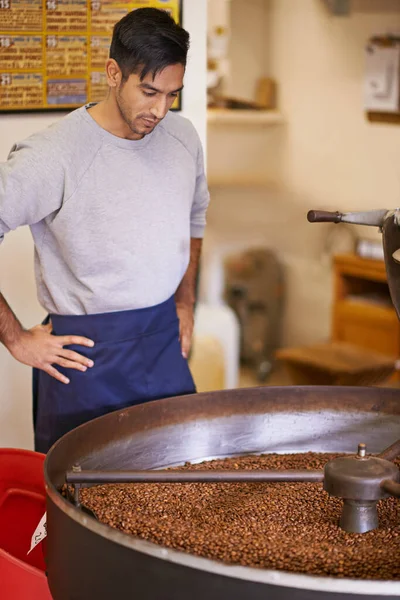 Langzaam Roosteren Een Machine Voor Het Malen Roosteren Van Koffiebonen — Stockfoto