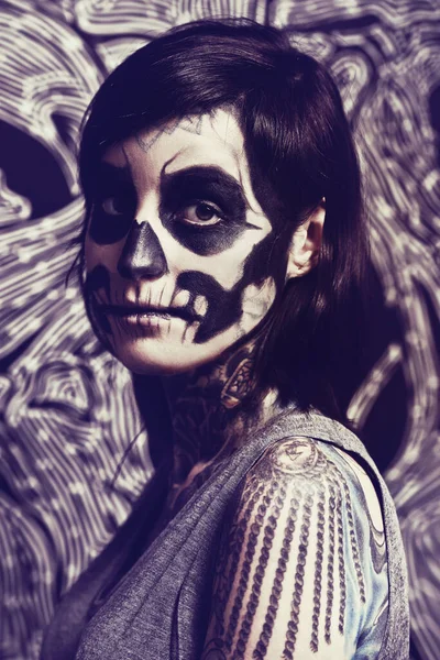 黑色和白色的死亡画像 一个脸上涂着传统卡拉维利亚式死亡面具的女人 — 图库照片