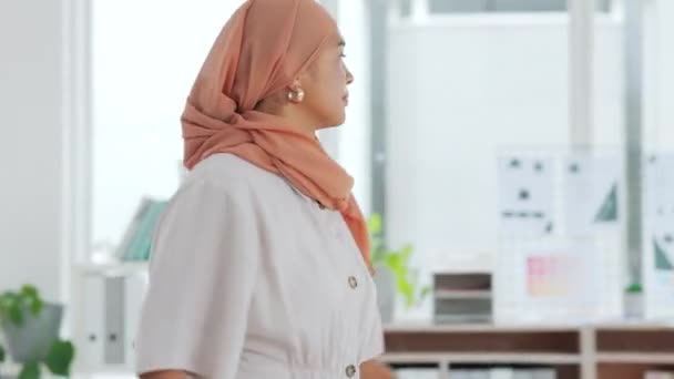 Moda Garantia Qualidade Mulher Muçulmana Com Roupas Loja Verificando Estoque — Vídeo de Stock