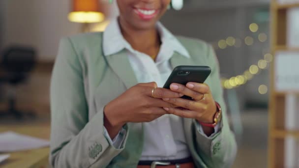Mujer Negra Manos Teléfono Por Noche Comunicación Negocios Mensajes Texto — Vídeo de stock