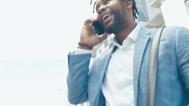 Hombre Negro Corporativo Ciudad Llamada Telefónica Para Discusión Negociación Comunicación — Vídeo de stock