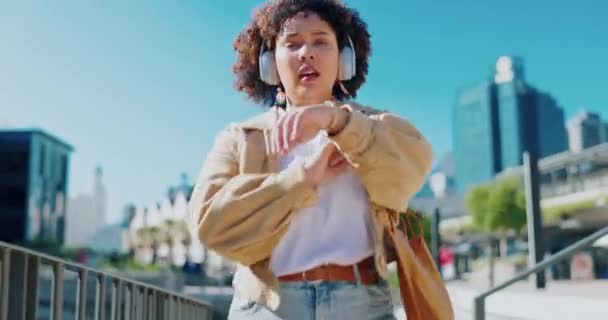 Dışarıdaki Siyah Kadın Randevuya Geç Kalıyor Şehirde Stres Endişe Kulaklık — Stok video