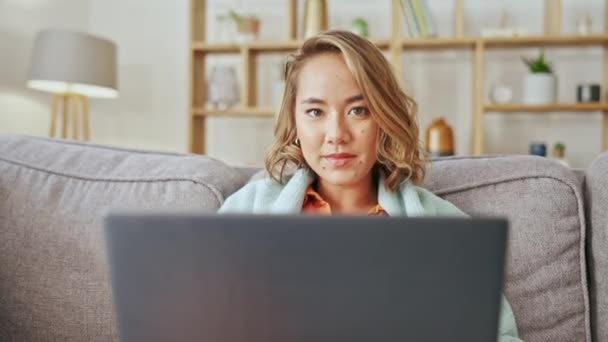 Couch Laptop Und Asiatische Frau Gesicht Für Ein Glückliches Zuhause — Stockvideo