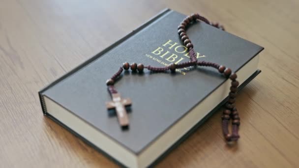 Religion Heilige Bibel Und Rosenkranz Auf Einem Tisch Für Gebet — Stockvideo