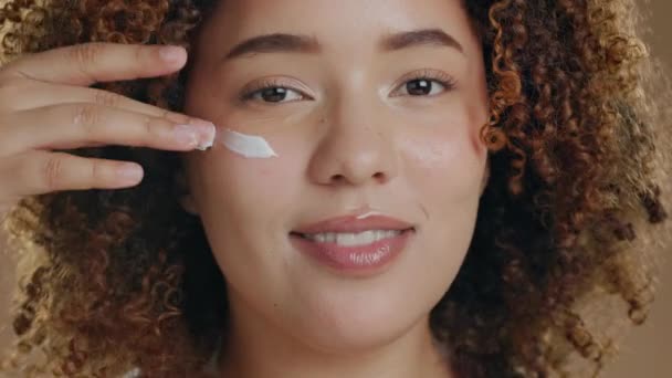 Creme Facial Cuidados Com Pele Mulher Negra Estúdio Para Cosmetologia — Vídeo de Stock