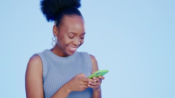 青色の背景によってファッションのための笑顔 ミームやソーシャルネットワークアプリとスタジオで黒人女性 テキストメッセージや電話 Gen Girl スマートフォンやブログのために面白いビデオ Webチャットを背景に — ストック動画