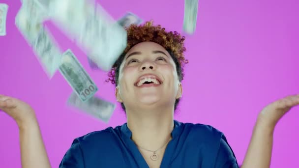 Rostro Lluvia Dólares Mujer Ganadora Estudio Aislada Sobre Fondo Púrpura — Vídeos de Stock