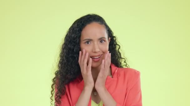 Vrouw Geschokt Verrast Gezicht Van Een Gemengd Ras Vrouwelijke Gehoor — Stockvideo