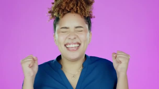 赢家和庆祝兴奋的黑人妇女在工作室隔离紫色背景 成功的肖像 成就和快乐的女性模特儿赢得彩票 奖品或好消息后庆祝 — 图库视频影像