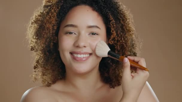 Mujer Negra Maquillaje Cepillo Para Cara Con Sonrisa Belleza Tratamiento — Vídeo de stock