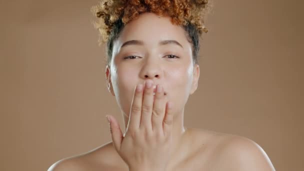 Mujer Negra Cara Soplado Beso Con Sonrisa Para Cuidado Piel — Vídeos de Stock