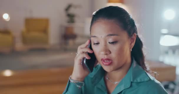 電話でのパーソナルアシスタント 従業員 ビジネスウーマンは オフィスのノートブックにスケジュールやメモを書く 女性労働者によるコミュニケーション モバイルディスカッション 会話計画 — ストック動画