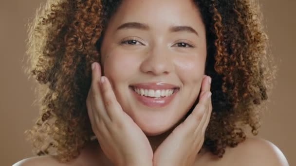 Twarz Czarna Kobieta Kosmetyki Dermatologii Piękna Pani Brązowym Tle Pracowni — Wideo stockowe