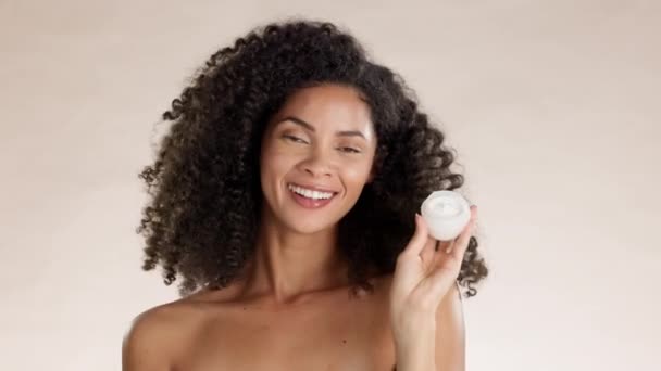 护肤和黑人妇女在工作室的面部 面具或润肤良好的棕色背景 采用独立展示防晒霜的快乐模型的肖像 容器和美容产品 — 图库视频影像