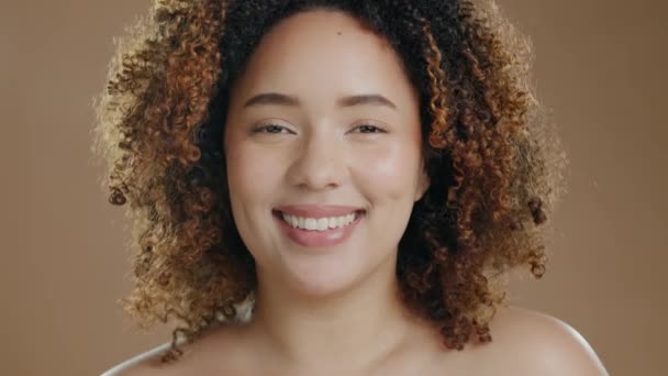 Cara Mujer Negra Cosméticos Para Dermatología Cuidado Corporal Chica Fondo — Vídeos de Stock