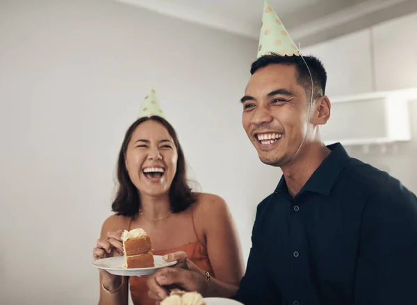 Miłość Para Jedząca Tort Przyjęcie Urodzinowe Uśmiechem Kochająca Świętująca Osiągnięcia — Zdjęcie stockowe